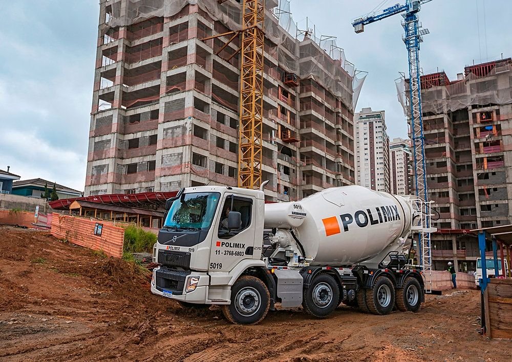 Obra com caminhão betoneira